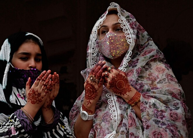 FOTO: no Nīderlandes līdz Turcijai, no Krievijas līdz Ķīnai. Musulmaņi svin ramadāna noslēgumu