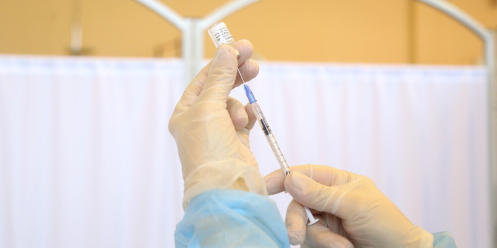 Подтверждена ли связь с прививкой? В Латвии получена информация об одном случае смерти после вакцинации от Covid-19