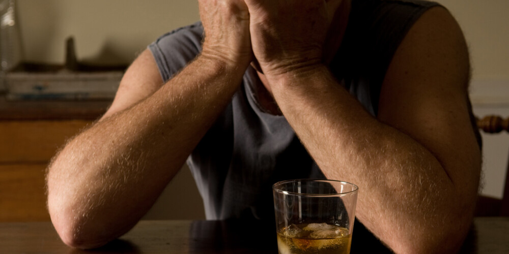 Страдавший от алкоголизма мужчина нашел необычный способ бросить пить