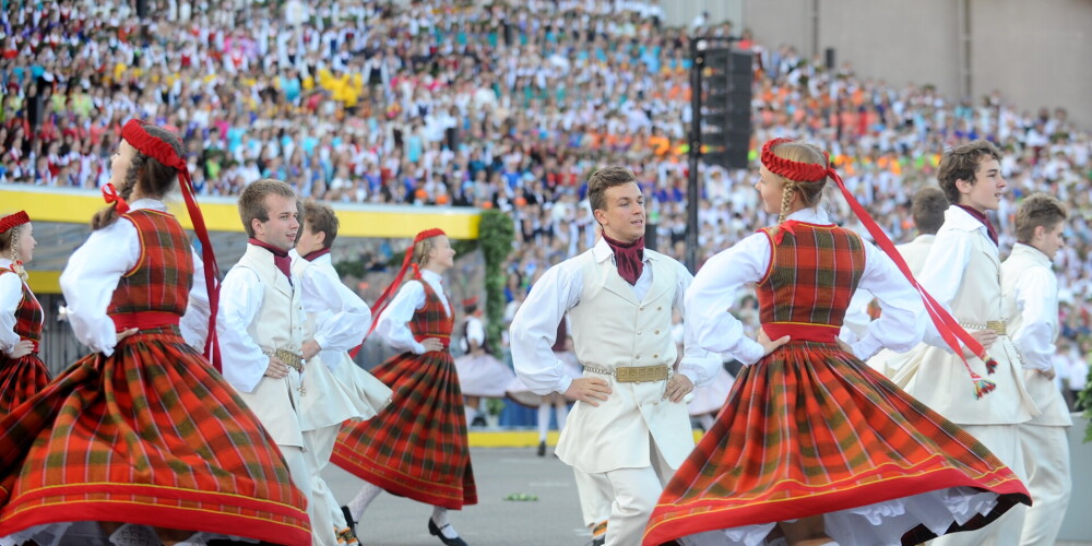 XI Latvijas skolu jaunatnes dziesmu un deju svētku noslēguma koncerts 2015. gadā. 