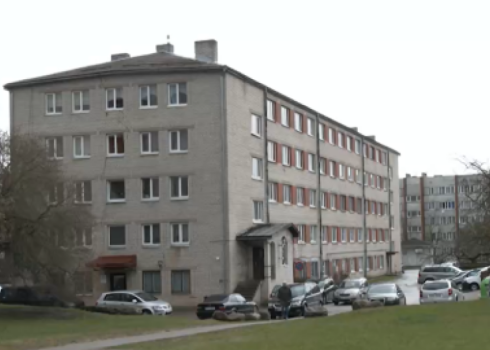Māja Tukumā, kurā apdega Normunds Kindzulis, kurš vēlāk slimnīcā mira.