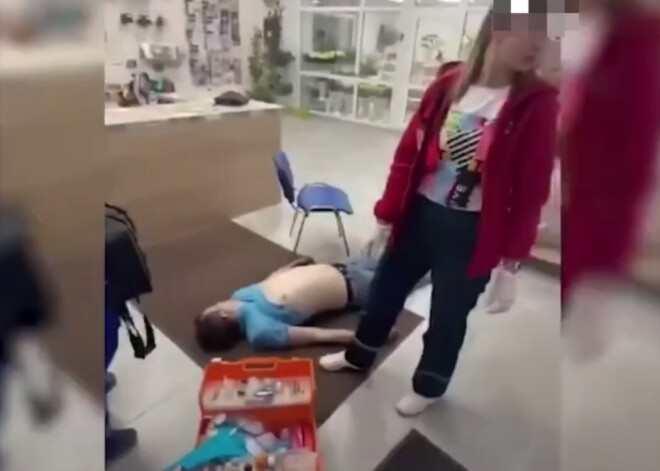 "Мы его 40 минут откачиваем, дура!": прохожие пытались спасти астматика в ожидании врачей, которые не торопились