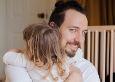Ja mamma un tētis vairs nedzīvo kopā, tas nenozīmē, ka bērns ir palicis bez ģimenes. Svētkus var un vajag svinēt – arī nepilnās ģimenes var ieviest savas tradīcijas, kā svinēt.