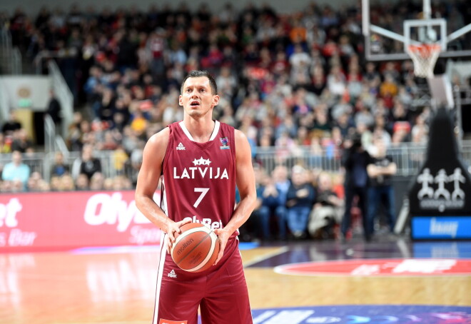 Kādreizējais Latvijas vīriešu basketbola komandas kapteinis, tagad Itālijas kluba “Pallacanestro Reggiana” spēlētājs Jānis Blūms neapmierinās tikai ar to, ka ir iekļauts basketbola Slavas zālē, viņš vēlas iekarot arī Ropažu novada domi.