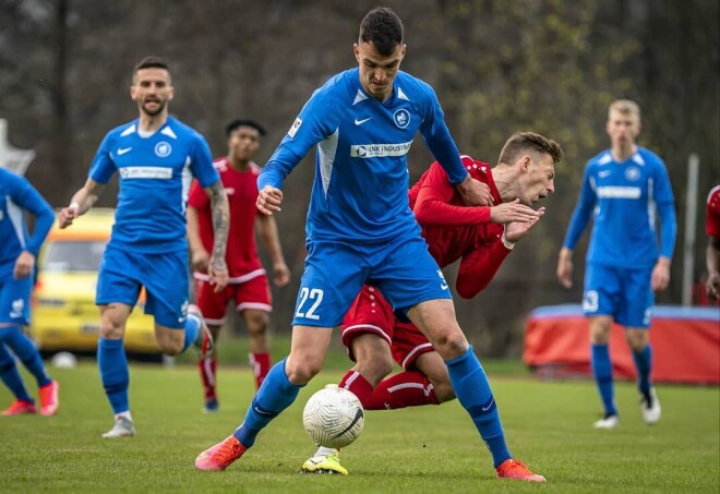 Матч Высшей лиги Латвии по футболу между командами FK RFS (в синем) и Noah Jurmala (в красном) . Тогда Noah Jurmala проиграли со счетом 4:2