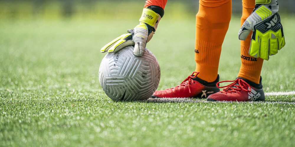 Футбо́л (англ. football от foot «ступня» + ball «мяч») — командный вид спорта, в котором целью является забить мяч в ворота соперника ногами или другими частями тела (кроме рук) большее количество раз, чем команда соперника. В настоящее время самый популярный и массовый вид спорта в мире. Игрок, играющий в эту игру — футболи́ст. 