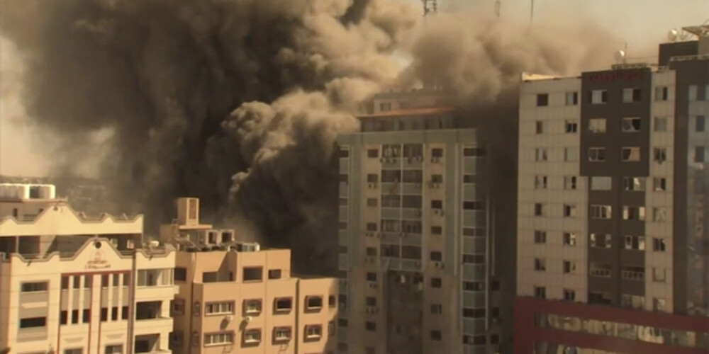 Izraēla Gazā sagrauj ēku, kurā atradās "Al Jazeera" un AP korespondentu punkti