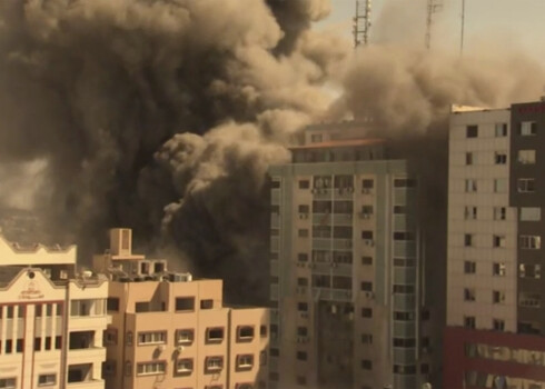 Izraēla Gazā sagrauj ēku, kurā atradās "Al Jazeera" un AP korespondentu punkti