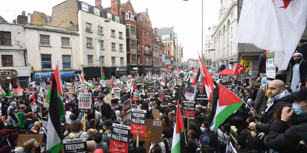 FOTO: Londonā tūkstošiem cilvēku protestē pret Gazas bombardēšanu
