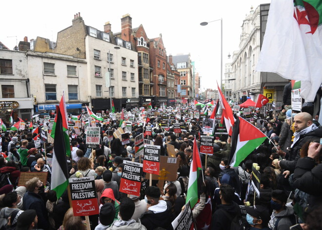 FOTO: Londonā tūkstošiem cilvēku protestē pret Gazas bombardēšanu