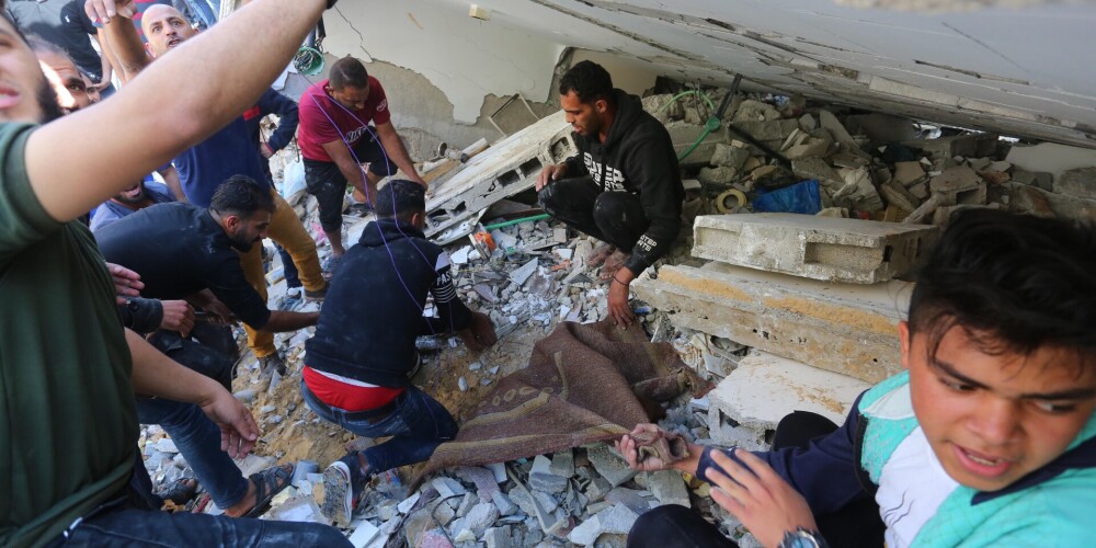 FOTO: Izraēlas gaisa uzlidojumos Gazā gājuši bojā 42 cilvēki [Brīdinām, nepatīkami skati!]