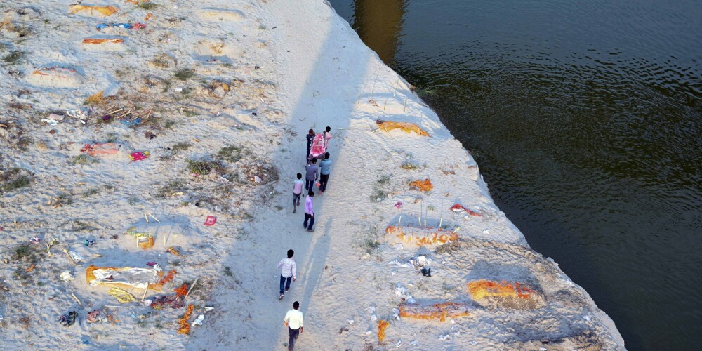 Upes krastos Indijā seklos kapos atrasti simtiem cilvēku līķu