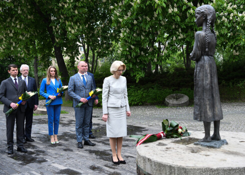 Saeimas priekšsēdētāja Ināra Mūrniece noliek ziedus pie Golodomora upuru memoriāla.