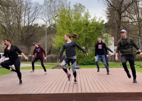 VIDEO: tā norit skolēnu gatavošanās deju svētku videoprojektam "Svinēt Sauli"