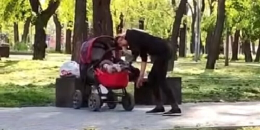 "Может, не выспалась?": прохожих шокировала женщина под кайфом с младенцем в коляске