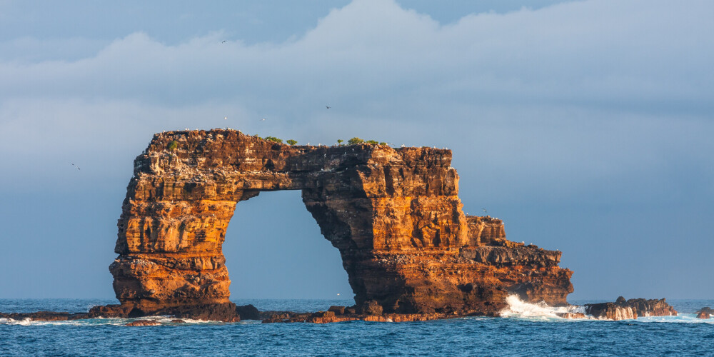 Sabrucis Galapagu salu dārgums - Darvina vārdā nosauktā akmens arka