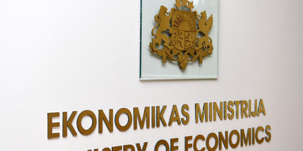 Kriminālvajāšanas uzsākšanai nosūtīta lieta pret divām Ekonomikas ministrijas amatpersonām