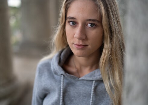 Narciss bieži kritizē un izsmej otra cilvēka jūtas. Parasti izmanto frāzes: “Es to nekad neesmu teicis”, “Tā nebija”. Rezultātā bērns sāk šaubīties par sevi un savu uztveri. Bieži vien jau pieaugušie bērni joprojām neapzinās, cik toksiskas bija šīs attiecības.