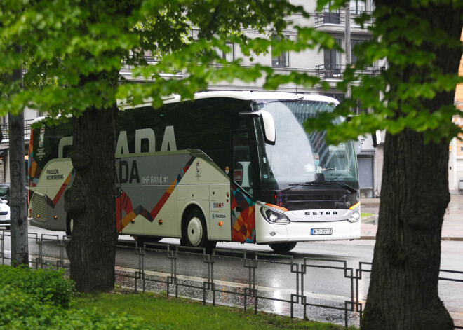 Latvijas vīriešu hokeja izlase trešdien aizvadīja savu pirmo treniņu jaunajā "Daugavas" stadiona ledus hallē, pastāstīja valstsvienības menedžeris Jānis Straupe. Latvijas hokejisti Rīgas "burbulī" devās svētdien, kad visi ieradās "Radisson Blu Latvija" viesnīcā, lai turpmākās pāris dienas pavadītu pašizolācijā istabiņās. Pirmdien hokejistiem ar platformas "Zoom" starpniecību bija attālinātais treniņš istabiņās, bet jau otrdien viņi aizvadīja divu stundu ledus treniņu "Arēnā Rīga".