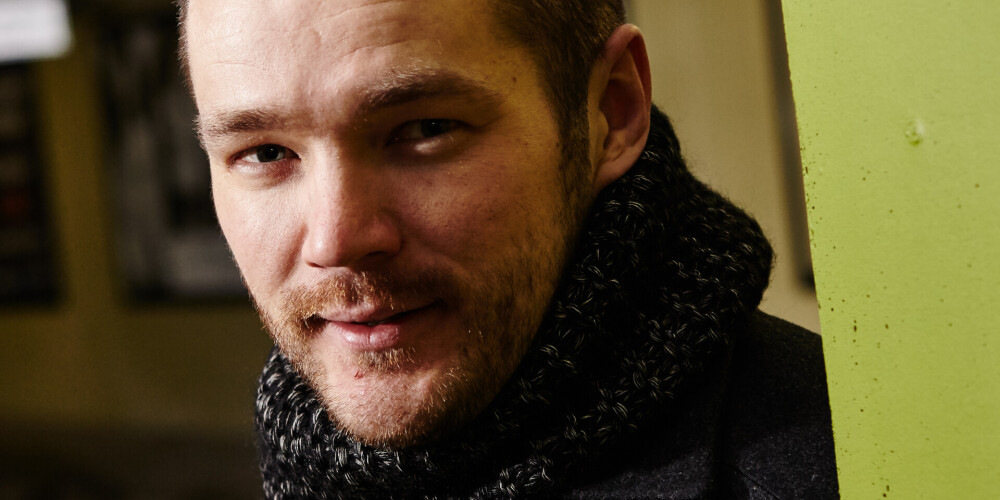 "Ja ir kāda sazvanīšanās Zoomā un fonā ir grāmatu plaukts, nekautrējos jautājumu “kā iet?” aizstāt ar “ko lasi?” – tā uzzinu vairāk," savas attiecības ar grāmatām raksturo Kaspars Breidaks.