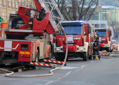 Nelegālā Rīgas hosteļa ugunsgrēka upuru skaits pieaudzis līdz deviņiem; trīs bojāgājušie vēl nav atpazīti