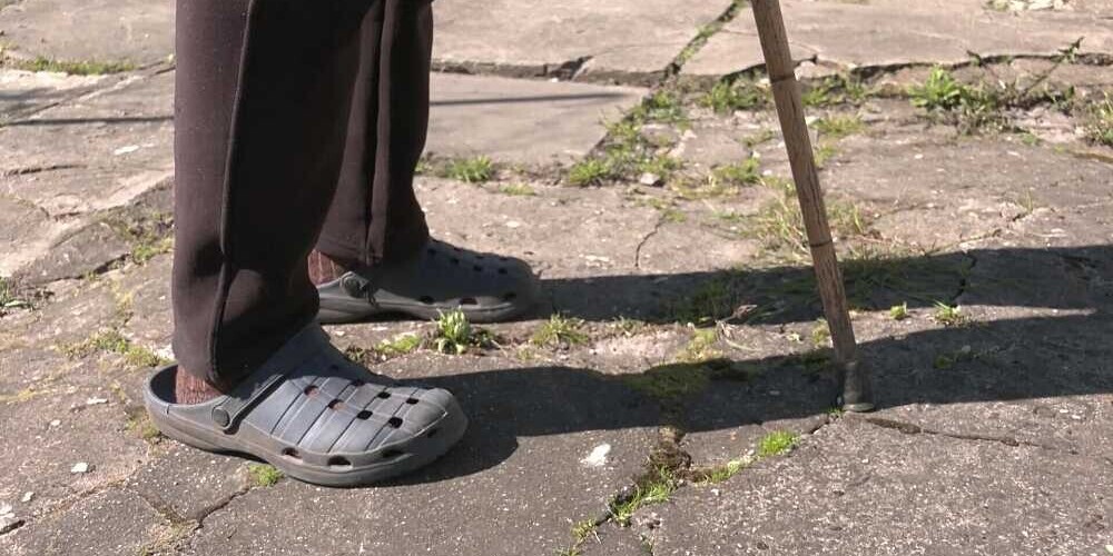 "Сердце болит!": для подключения к канализации в Елгаве пенсионерка вынуждена сама взяться за лопату