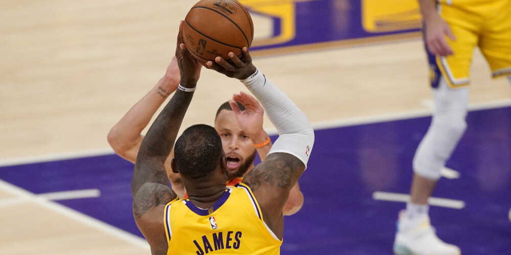Džeimsa tālmetiens nodrošina čempionvienībai "Lakers" vietu izslēgšanas spēlēs
