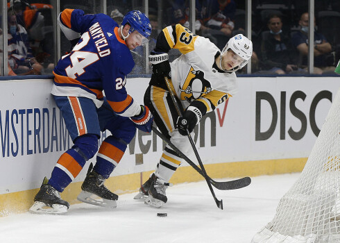 Bļugera pārstāvētā "Penguins" atgūstas spēles galotnē un sērijā pret "Islanders" izvirzās vadībā