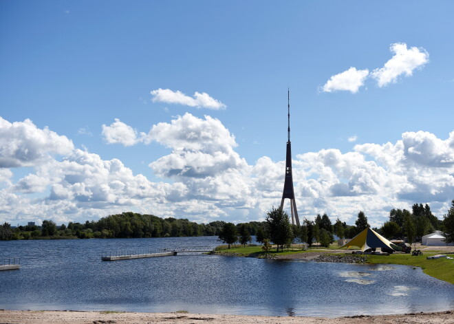 Atklāj oficiālo peldsezonu: Rīgā glābēji dežūrēs deviņās peldvietās