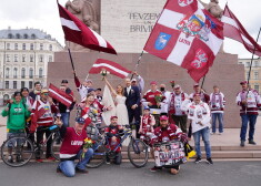 FOTO: Latvijas fani čempionāta pirmajā dienā godina hokeja leģendas