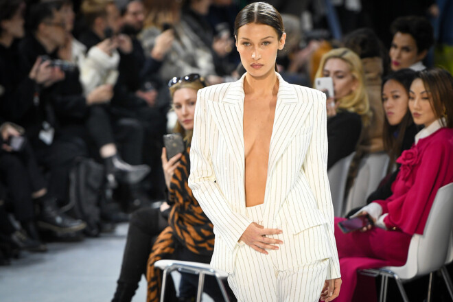 Modele Bella Hadida 2020. gada pavasara/vasaras augstās modes skatē.