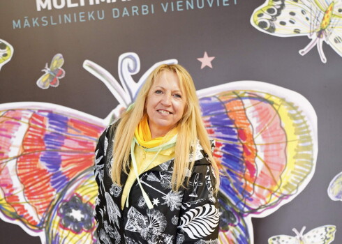 Olga Rajecka apgūst jaunu profesiju - dziedātāja lej sveces omītes traukos