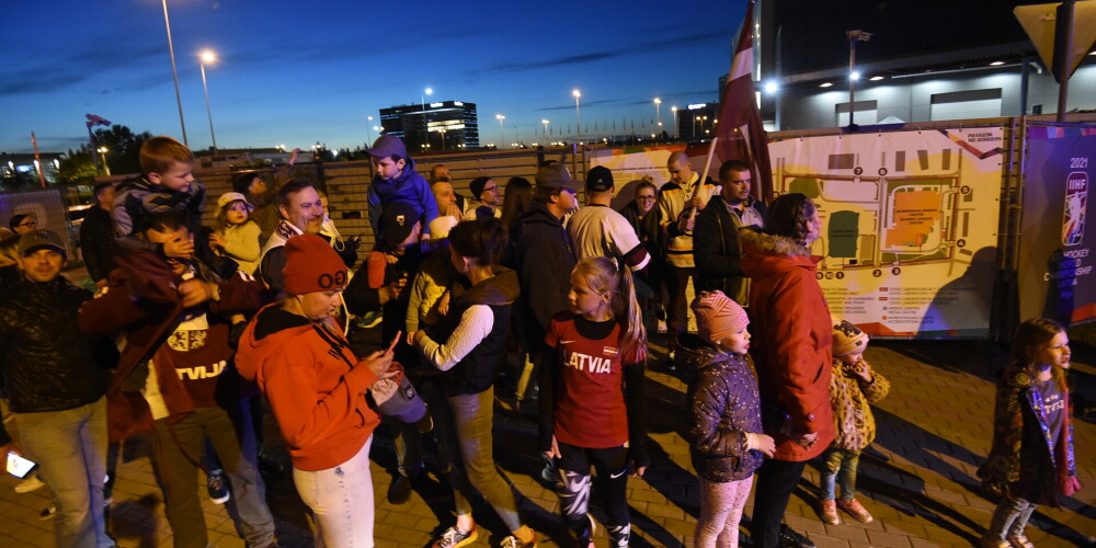 Vairāki simti hokeja fanu gavilē pie "Arēnas Rīga" pēc Latvijas hokejistu uzvaras Pasaules hokeja čempionāta spēlē pret Kanādas valstsvienību.