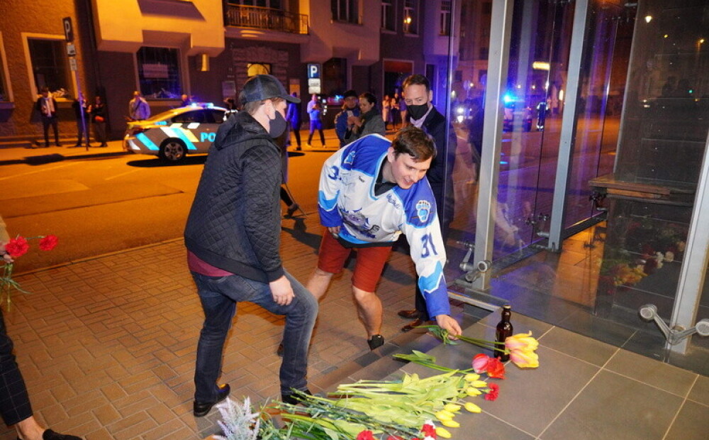Hokeja fani ierodas pie Kanādas vēstniecības; vēstnieks saņem ziedus un joko