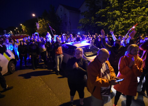 Vairāki simti hokeja fanu gavilē pie "Arēnas Rīga" pēc Latvijas hokejistu uzvaras Pasaules hokeja čempionāta spēlē pret Kanādas valstsvienību.