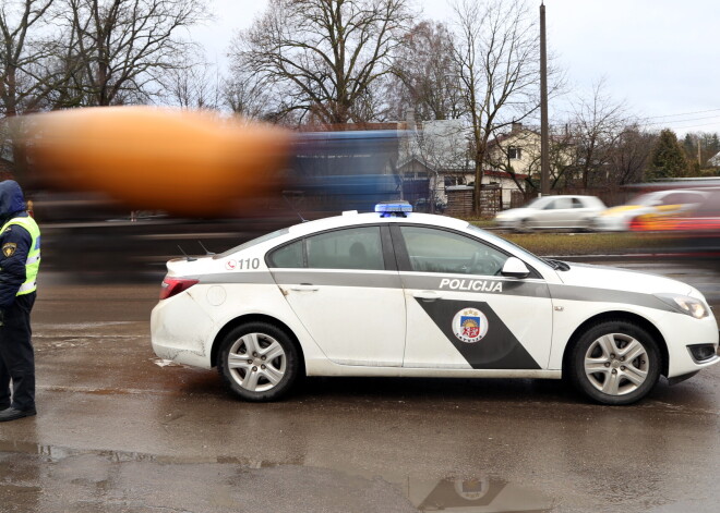 Ceļu policistam par kukuļņemšanu piespriež desmit mēnešu cietumsodu