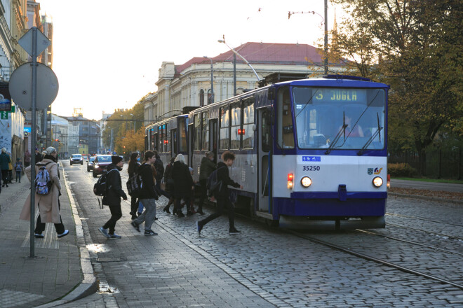 3. tramvaja maršruts “Ķengarags-Jugla” pagaidām nekursē, bet gadu desmitiem veci plāni paredzēja, ka tam šajā vietā jau sen kā vajadzēja būt zem zemes.