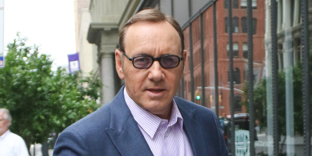 Кевин Спейси Фаулер (англ. Kevin Spacey Fowler; род. 26 июля 1959, Саут-Ориндж, Нью-Джерси, США) — американский актёр, кинорежиссёр, сценарист, продюсер и крунер.Спейси начинал свою актёрскую карьеру в театре. В 1995 году актёр получил первые одобрительные отзывы от ведущих киножурналистов мира за роль Джона Доу в фильме Дэвида Финчера «Семь». В следующем году Спейси получил первую статуэтку премии «Оскар» за роль Роджера «Болтуна» Кинта в детективе Брайана Сингера «Подозрительные лица». Второй статуэтки актёр был удостоен в 1999 году, когда сыграл подверженного депрессии неудачника Лестера Бёрнема в «оскароносном» фильме Сэма Мендеса «Красота по-американски»В конце октября 2017 года актёр Энтони Рэпп рассказал, что в 1986 году Спейси пытался склонить его к сексу. На тот момент актёру было 14 лет. В ответ Спейси совершил каминг-аут, признавшись в своей гомосексуальности, а на обвинения заявил, что он не помнит эту встречу, но, по его словам, если он вёл себя так, как описывал Рэпп, то приносит искренние извинения за своё крайне неуместное пьяное поведение.Впоследствии 15 человек обвинили Спейси в подобных случаях домогательств.