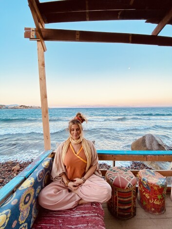 Agnese pēc vairāku mēnešu prombūtnes Ēģiptē, Dahabā, nu atkal atgriezusies Latvijā. “Ar jaunu sparu esmu atgriezusies pie jogas nodarbību vadīšanas. Ar prieku dalos savā jogiskajā praksē un dzīves pieredzē,” teic viņa.