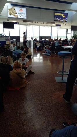 Foto iemūžināts, kā "Ryanair" reisa pasažieri gaida Minskas lidostā.