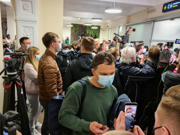 Mediji sagaida pasažierus Viļņas lidostā.
