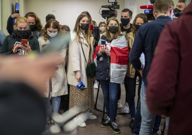 Mediji sagaida pasažierus Viļņas lidostā.