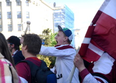 Болельщики у отеля Radisson Blu Latvija ждут сборную Латвии по хоккею перед матчем ЧМ между сборными Латвии и Казахстана