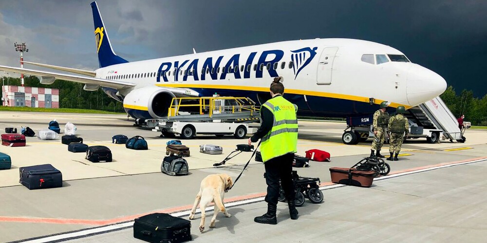 Aviokompānijas "Ryanair" lidmašīnai, kas svētdien bija ceļā no Atēnām uz Viļņu, Baltkrievijas gaisa telpā netālu no Lietuvas robežas nācās mainīt kursu un doties uz Minsku, kur Baltkrievijas kriminālpolicija aizturēja vienu no tās pasažieriem - opozīcijas līderes Svjatlanas Cihanouskas štāba locekli, opozīcijas medija "Nexta" dibinātāju un galveno redaktoru Romānu Protaseviču, kuram Baltkrievijā draud nāvessods. Tāpat ceļu uz Viļņu neturpināja viņa draudzene un vēl četri pasažieri, visticamāk, VDK aģenti. 