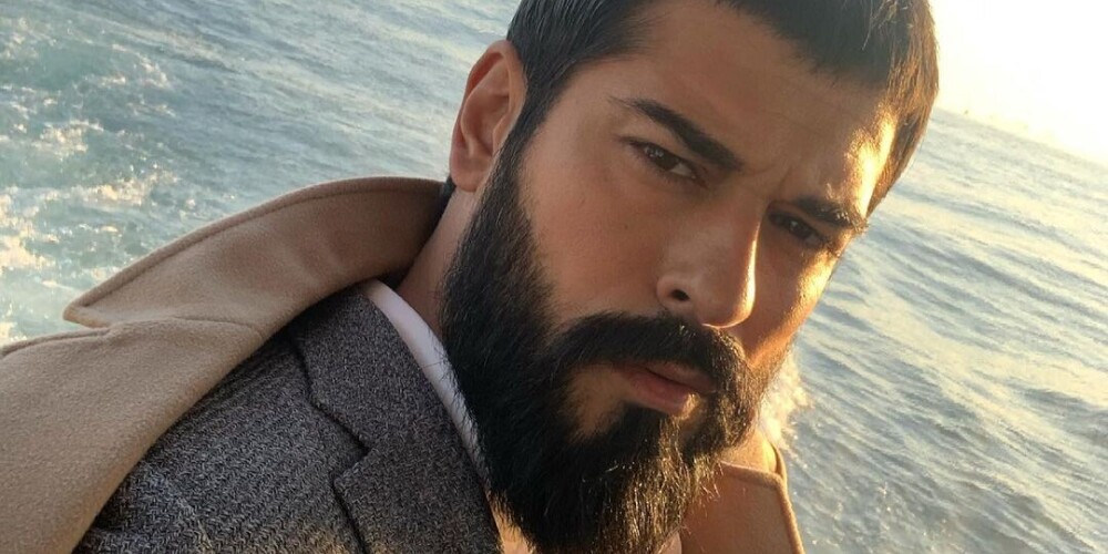 Звезда сериала "Великолепный век": самый красивый актер Турции стал лицом бренда одежды для богатых и знаменитых