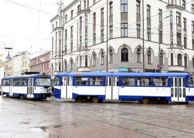 Apstiprina grozījumus, lai varētu atcelt bezmaksas braukšanu valsts svētkos sabiedriskajā transportā