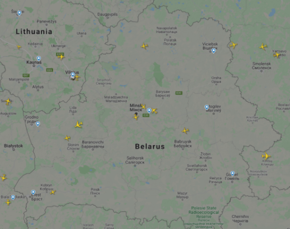 “Flightradar24” karte liecina, ka Baltkrievijas – valsts Eiropas vidū debesis pēc svētdien veiktā gaisa pirātisma akta nu kļuvušas brīvas no pasažieru lidmašīnām.