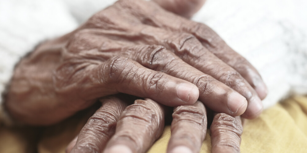 "Ею никто не интересовался": соседка рассказала о страшной смерти пожилой женщины в Яунелгаве
