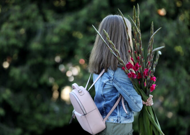 Латвия планирует разрешить проводить выпускные на улице; не более 30 человек