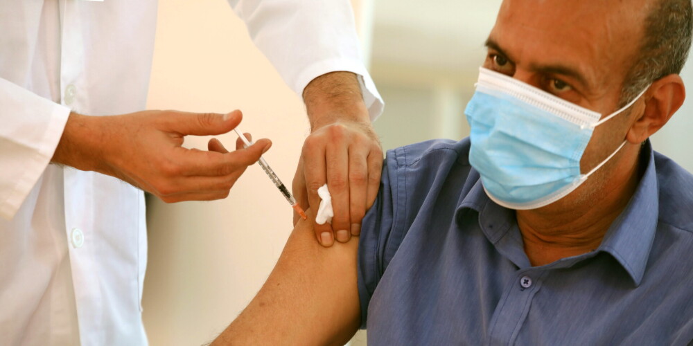 Veselības ministrijas redzējums, kā vakcinētajiem jau jūnijā atvieglos ierobežojumus